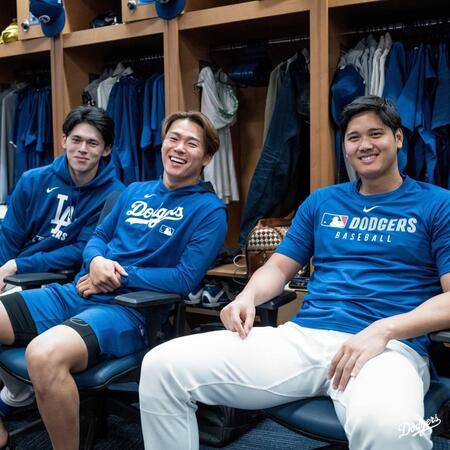 【写真】クラブハウスのロッカーで大谷＆山本＆佐々木が勢ぞろい「サムライ三羽烏！！」