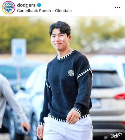 　キム・ヘソン選手はロエベ服で。ドジャースの公式インスタグラム＠ｄｏｄｇｅｒｓより