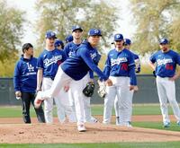 　投内連係の練習をするドジャース・山本（共同）