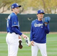 　佐々木（左）と話す山本（共同）