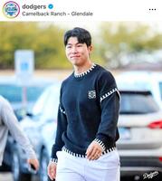 　キム・ヘソン選手はロエベ服で。ドジャースの公式インスタグラム＠ｄｏｄｇｅｒｓより