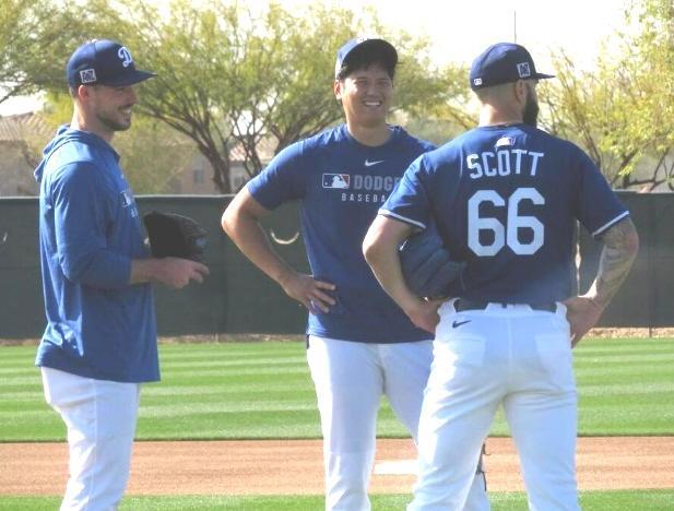 　練習の合間にスコット（右）とグローブ（左）と談笑する大谷（撮影・小林信行）