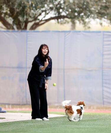 愛犬デコピンと遊ぶドジャース・大谷の妻、真美子さん＝グレンデール（共同）