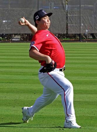 　キャッチボールする小笠原（共同）