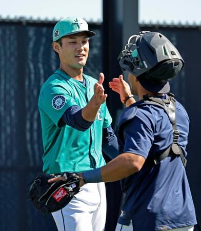 　投球練習を終え、捕手と握手を交わす藤浪（共同）