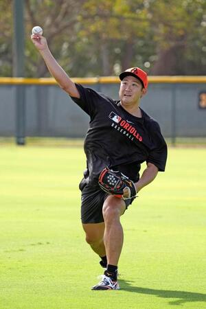 　キャッチボールする菅野（共同）