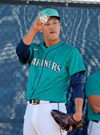 　ブルペンで投球する藤浪（共同）