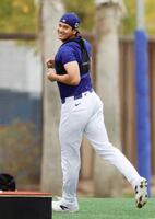 　練習中、笑顔を見せるドジャース・大谷（共同）