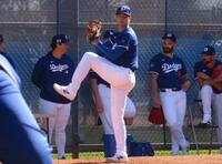 ノーワインドアップで投げる大谷（撮影・小林信行）