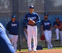 昨年11月の左肩手術後初めてブルペンで投げる大谷（撮影・小林信行）