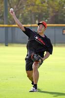 　キャッチボールする菅野（共同）