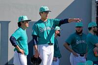 　投球練習に臨む藤浪（共同）