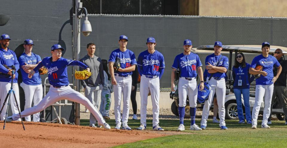 　ブルペンで投球するドジャースとマイナー契約の佐々木。右端は大谷（共同）