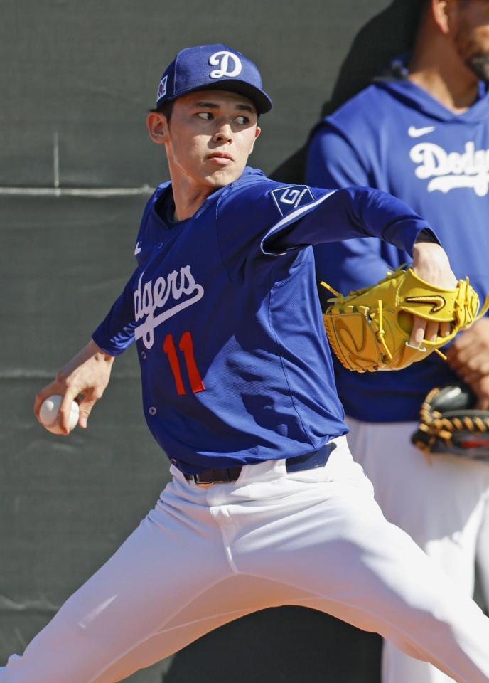 　ブルペンで投球するドジャースとマイナー契約の佐々木（共同）