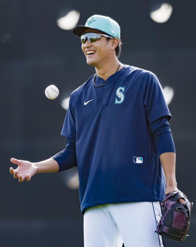 　練習中に笑顔を見せるマリナーズとマイナー契約の藤浪（共同）