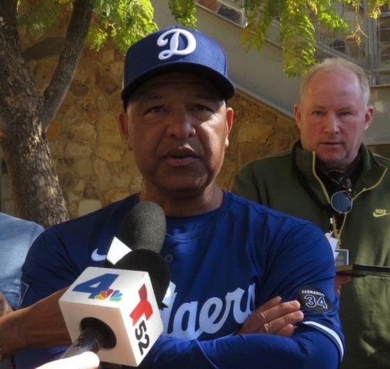 大谷の術後初ブルペンについて話すロバーツ監督（撮影・小林信行）