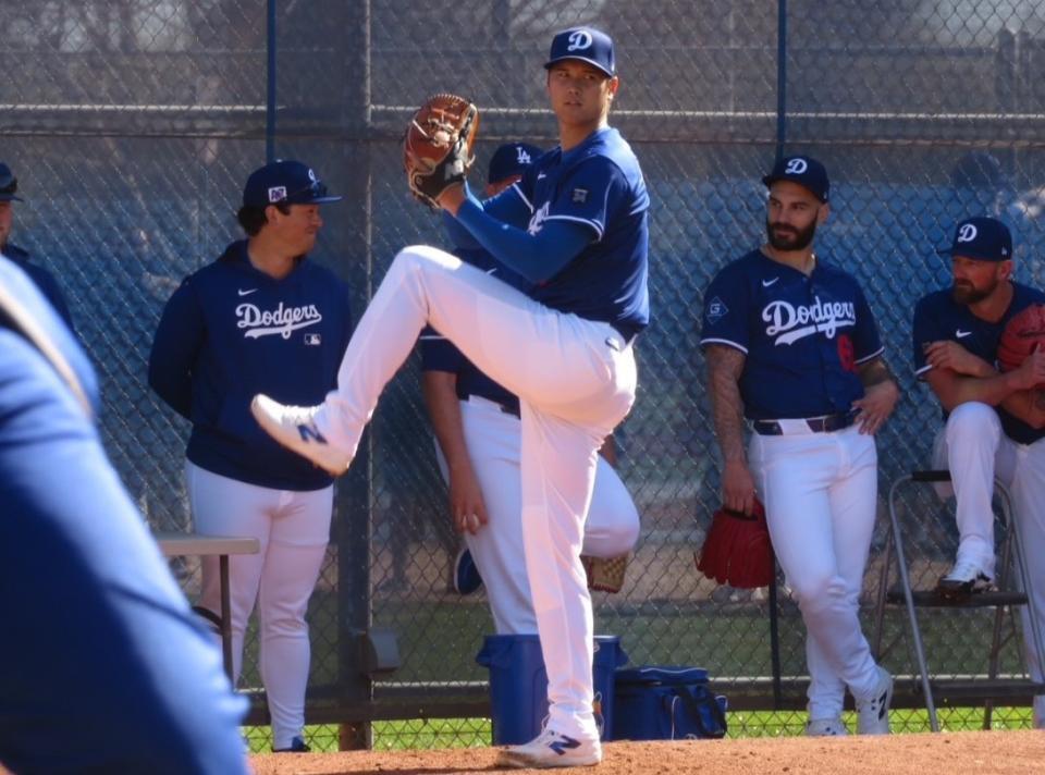 ノーワインドアップで投げる大谷（撮影・小林信行）