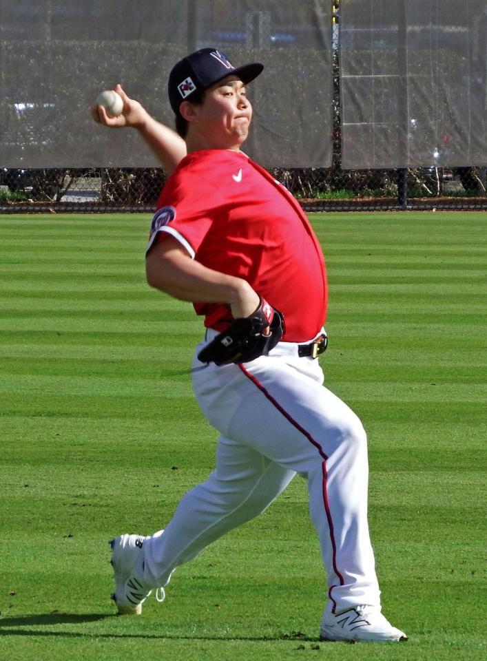 　キャッチボールする小笠原（共同）