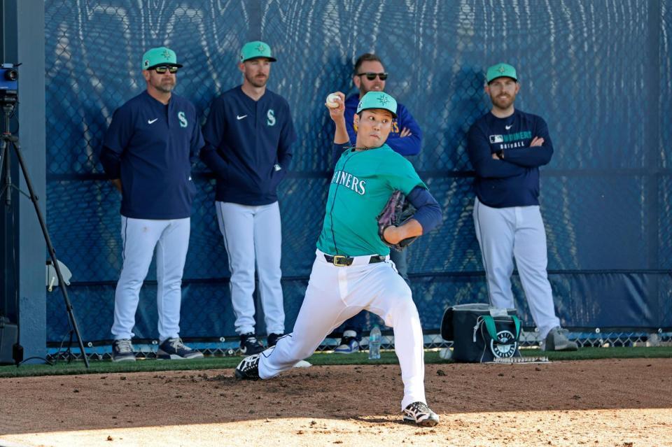 　ブルペンで投球する藤浪（共同）