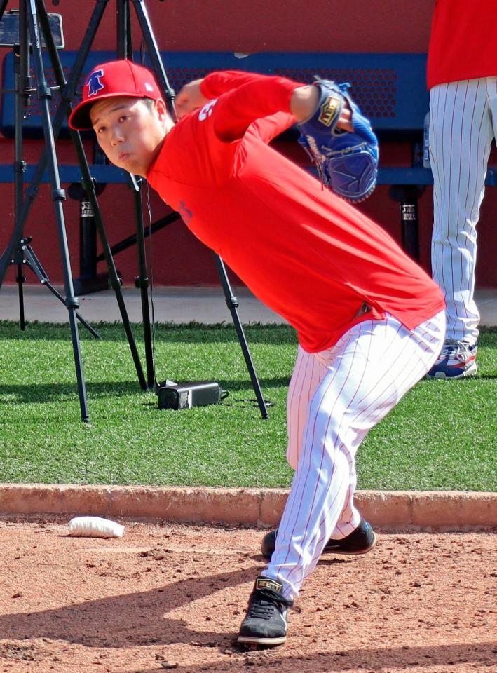 　ブルペンのマウンドを確認する青柳（共同）