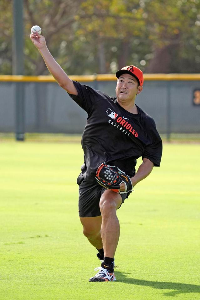 　キャッチボールする菅野（共同）