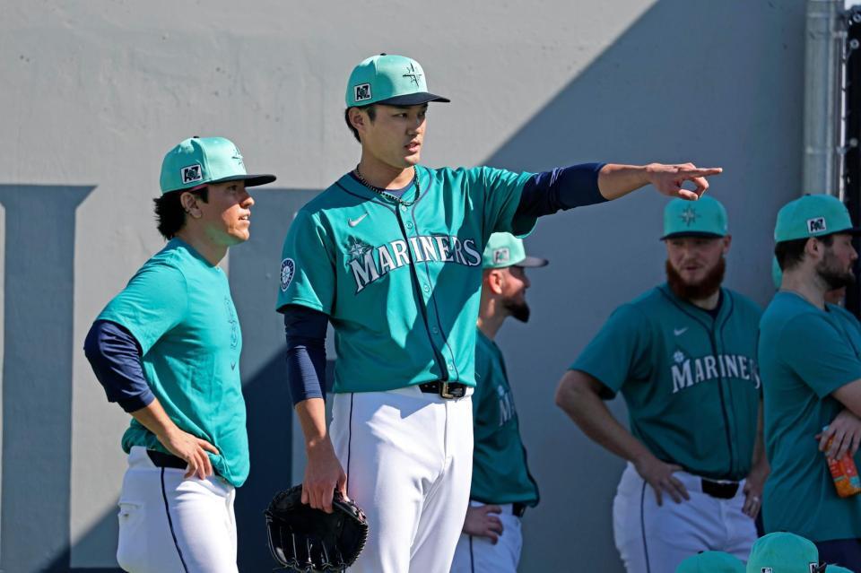 　投球練習に臨む藤浪（共同）