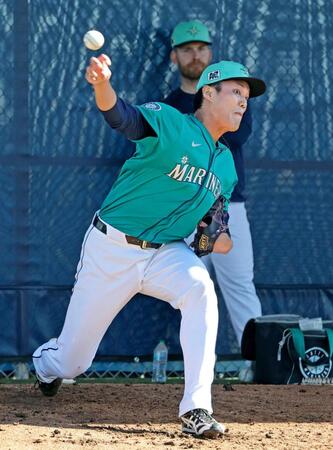 　ブルペンで投球する藤浪（共同）