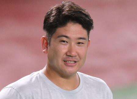 菅野智之　画伯爆誕？オリオールズが「制作中の芸術家」として紹介　個性溢れる蟹の絵　本人は満面の笑み