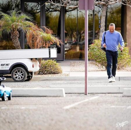 　帰路に就くロバーツ監督（ロサンゼルス・ドジャース提供）