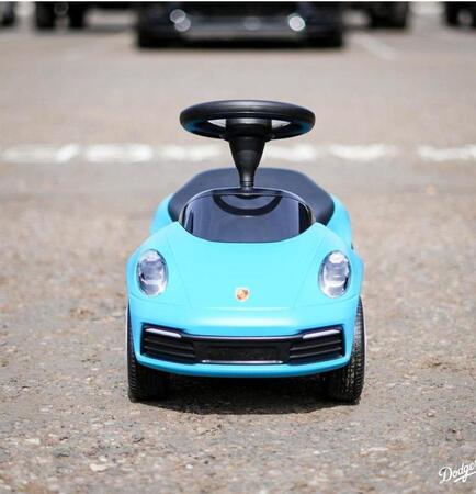 　ロバーツ監督の駐車スペースに置かれた子供用のポルシェ（ロサンゼルス・ドジャース提供）