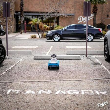 　大谷が監督の駐車スペースに用意した子供用のポルシェ（ロサンゼルス・ドジャース提供）