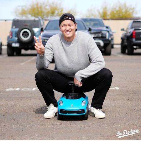 　子供用のポルシェに乗ってピースサインを作る大谷（ロサンゼルス・ドジャース提供）