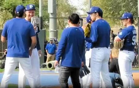 　大谷（手前）と談笑するスネル。右から２人目は佐々木（撮影・小林信行）