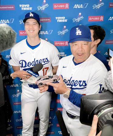 　ポルシェのミニカーを持って大谷の会見に乱入したロバーツ監督＝２０２４年５月