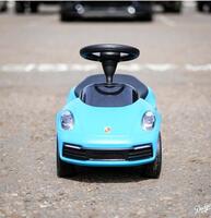 　ロバーツ監督の駐車スペースに置かれた子供用のポルシェ（ロサンゼルス・ドジャース提供）