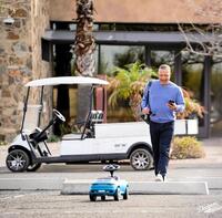 　子供用のポルシェを発見したロバーツ監督（ロサンゼルス・ドジャース提供）