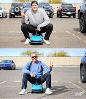 　子供用のポルシェに乗る大谷。下はロバーツ監督（ロサンゼルス・ドジャース提供）