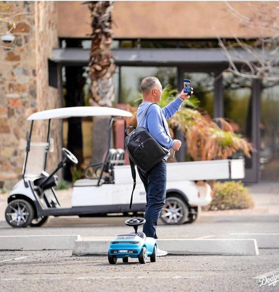 　子供用のポルシェと自撮りするロバーツ監督（ロサンゼルス・ドジャース提供）