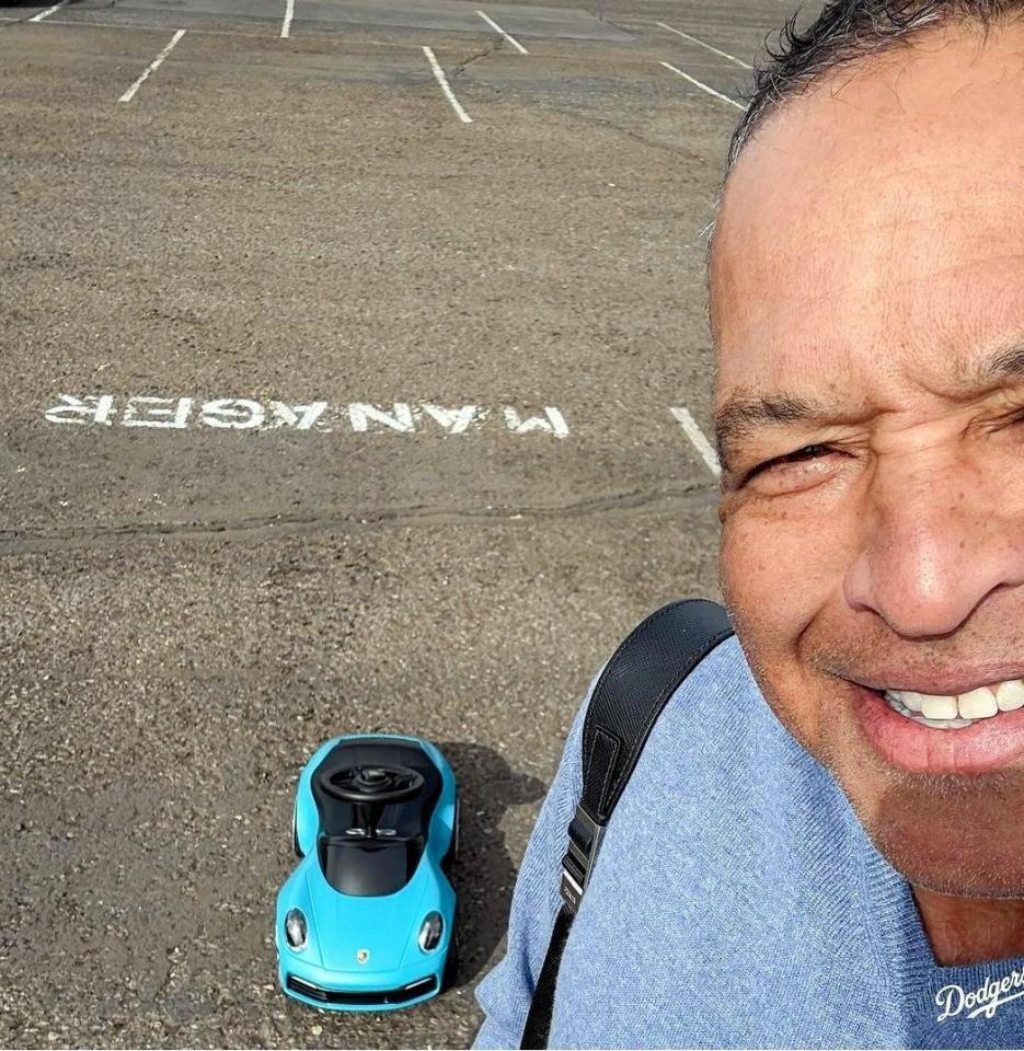 　子供用のポルシェと自撮りするロバーツ監督（ロサンゼルス・ドジャース提供）