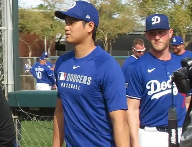 　フィールドに向かう大谷＝１６日、グレンデール（撮影・小林信行）