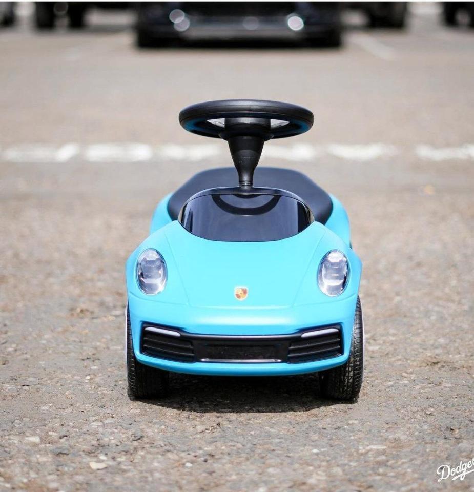 　ロバーツ監督の駐車スペースに置かれた子供用のポルシェ（ロサンゼルス・ドジャース提供）