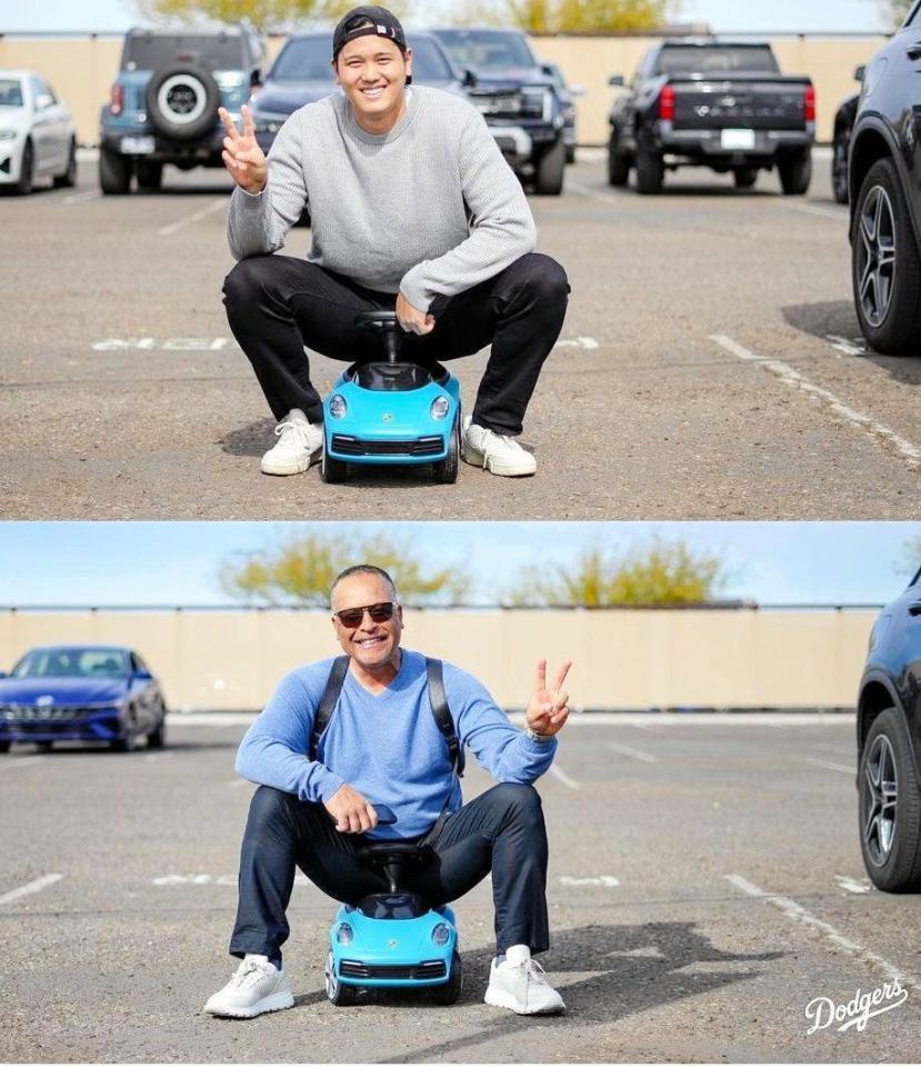 　子供用のポルシェに乗る大谷。下はロバーツ監督（ロサンゼルス・ドジャース提供）