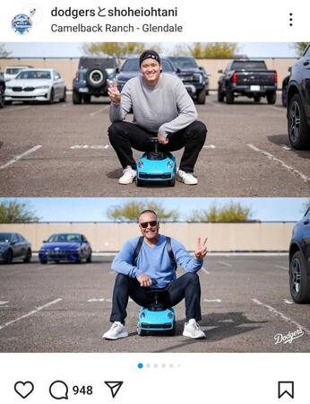 　贈られた「ポルシェ」と自撮りをするロバーツ監督（ドジャース公式インスタグラムから）