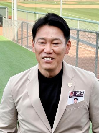 　エンゼルスのキャンプ地を訪れ、取材に応じる野球日本代表の井端弘和監督＝１７日、テンピ（共同）