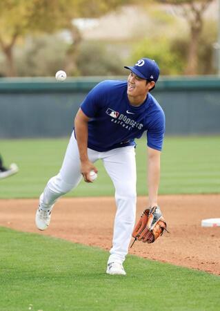 　投内連係の練習をするドジャース・大谷＝グレンデール（共同）