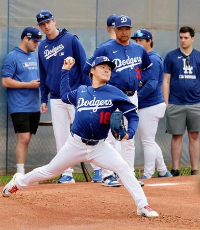 　ロバーツ監督（奥中央）が見守る中、投球練習するドジャース・山本＝グレンデール（共同）
