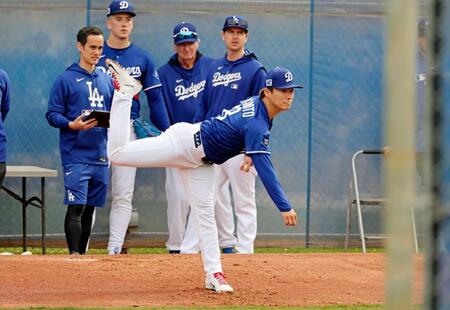 　ブルペンで投球練習するドジャース・山本＝グレンデール（共同）