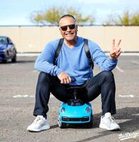 　大谷がプレゼントしたポルシェにまたがるロバーツ監督（ロサンゼルス・ドジャース提供）