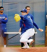 　ブルペンで投球練習するドジャース・佐々木＝グレンデール（共同）