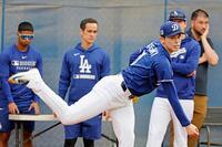 　ブルペンで投球練習するドジャース・佐々木＝グレンデール（共同）